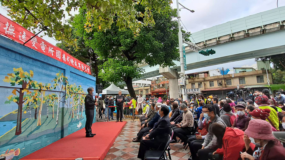 副總經理王耀庭為圍牆彩繪成果發表會致詞，並偕同台北市副市長蔡炳坤欣賞彩繪牆面。